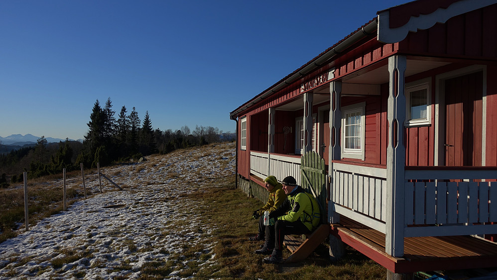 HP og Pauli nyter utsikten ved Skansebu, ei idyllysk hytte like ved toppen av Skansen.