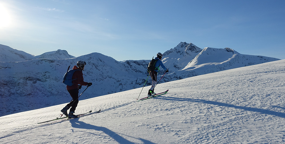 Like ved tppen på Salsnebba. Skrommelnebba til høyre for Ola. Storhaugen bak HP. Begge nevnte topper på dagens turprogram.