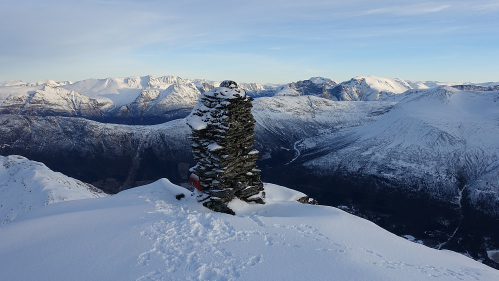 Flott toppvarde på Skrommelnebba. Ingen hadde vært på fjellet de siste 3 måneder om man legger infoen i toppboka til grunn. Utrolig nok går de aller fleste som er på tur i området til Trolltind....hver gang!!