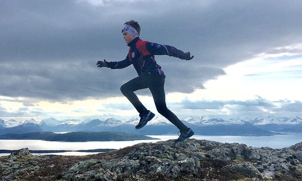 Emil løper på Moldeheia. Utrolig tidlig vår i år!