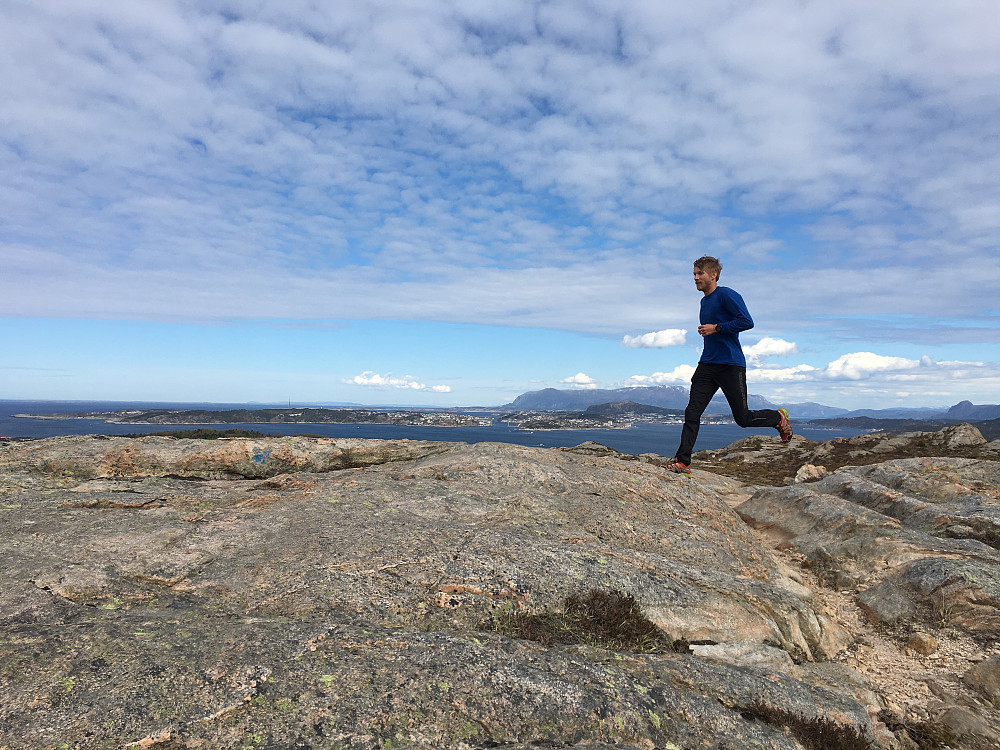Fra topplatået på Bremsneshatten retning Kristiansund. Neste gang jeg skal hit skal jeg ikke løpe men klatre!