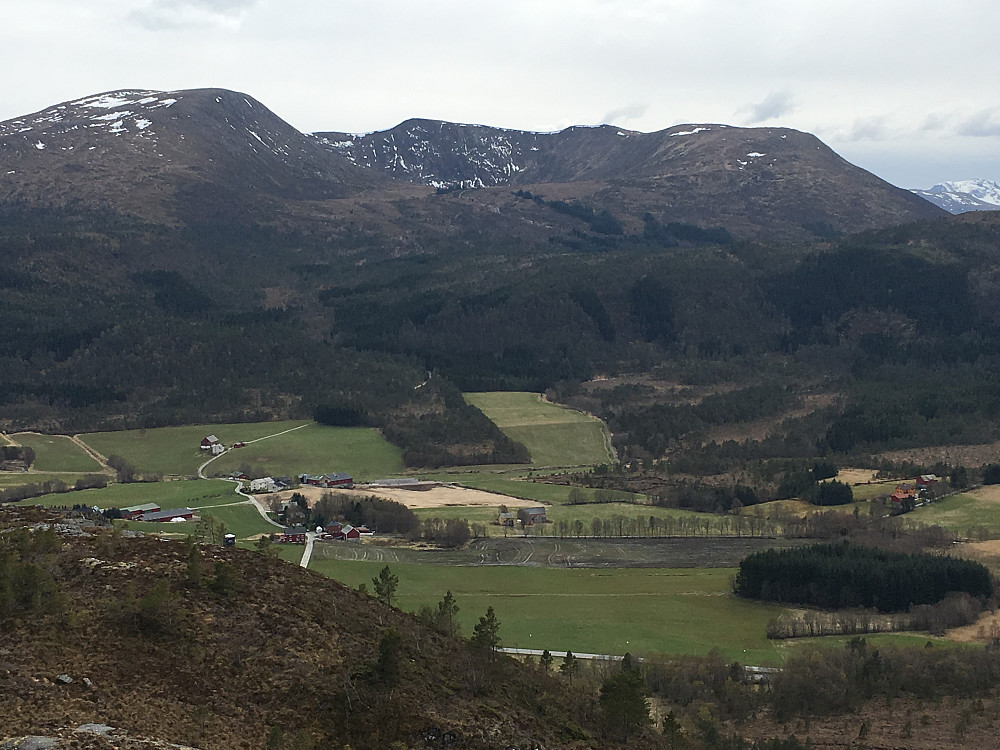 Utsikt fra Bjerga mot dagens siste turmål....Fagerfjellet-Gulltanna"massivet".