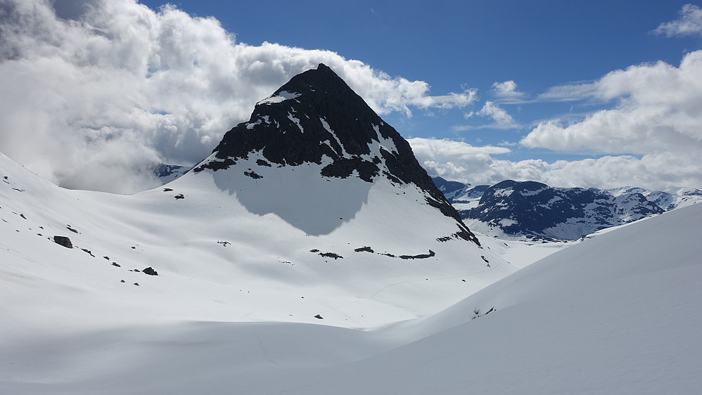 Bispen. Vi gikk langs Bispevatnet etter sommerruta. Skispora sees. Mange folk på fjella rundt Trollstigen denne dagen, men ingen andre å se på vårt rutealternativ til Finnan.