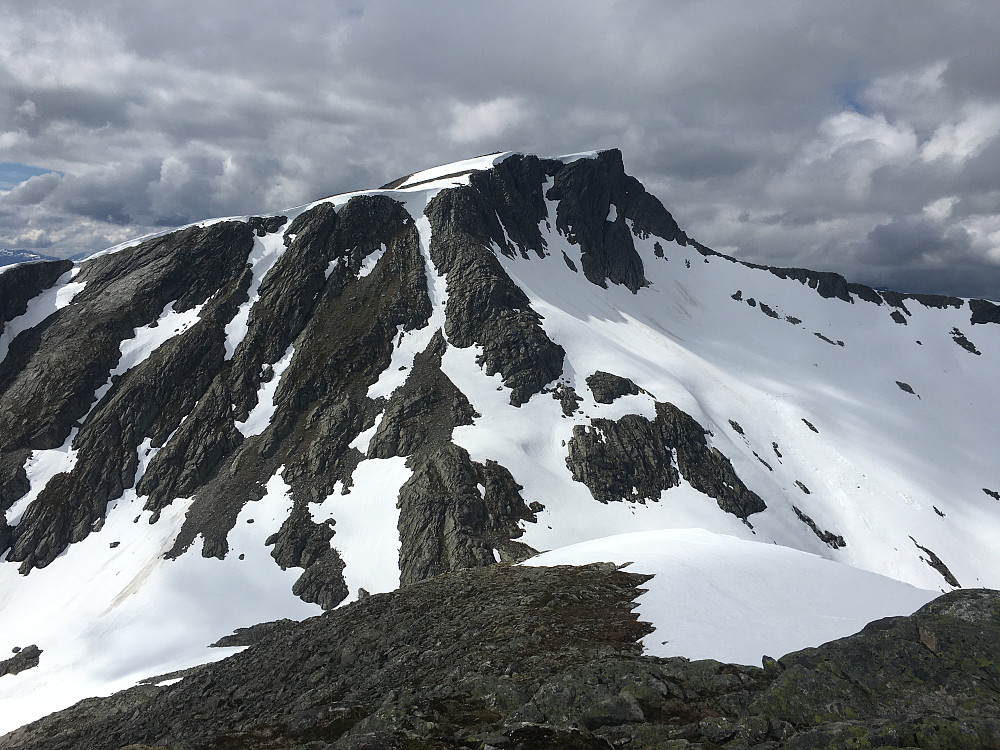 Geitebottinden. Vi fulgte ryggen som ender midt i snørenna. Deretter over på ryggen til høyre for renna. Lett klyving på et par plasser.