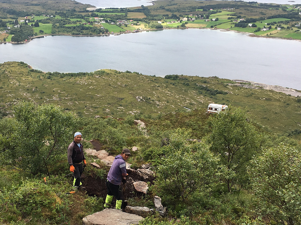 Sherpaer bygger trapper. De gjør en solid innsats. Fint blir det å. Så da kan alle de som ikke liker å gå i tilrettelagt terreng heller finne seg en annen topp....! Vet om mange steder jeg!