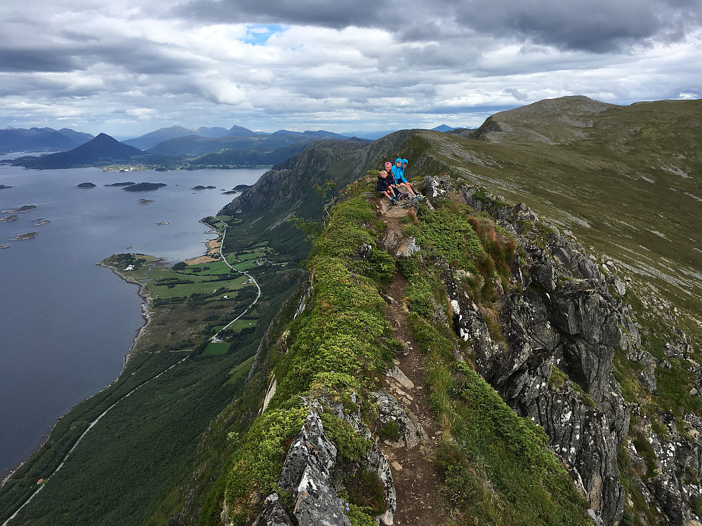 Tøffe unger på toppen av Rørsethornet.