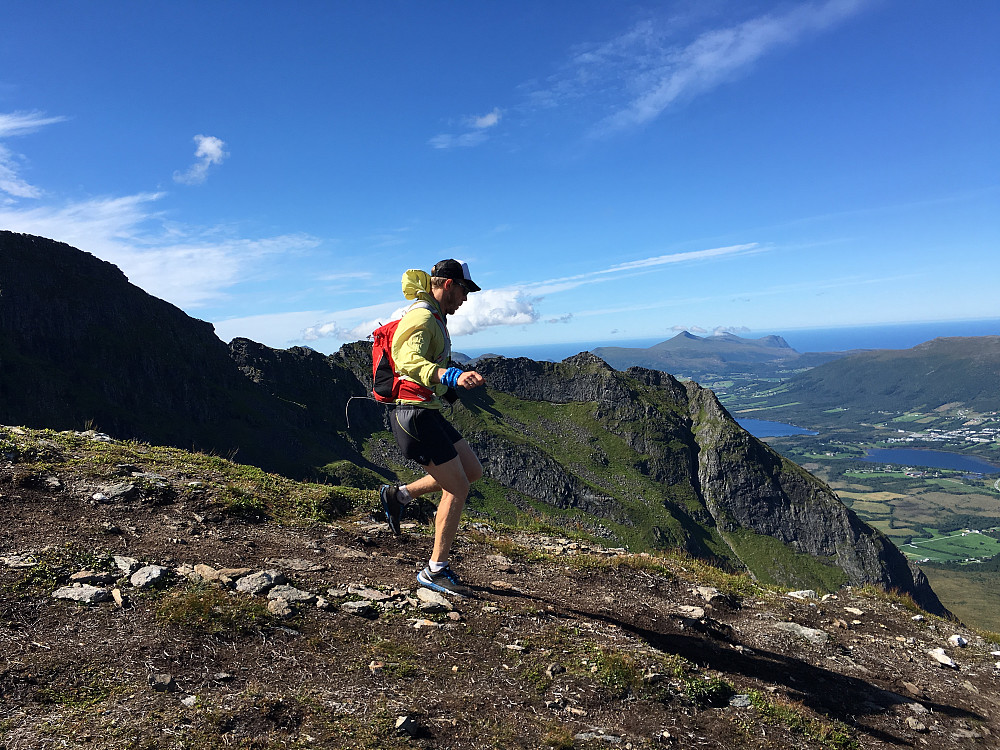 Jon med Melen i bakgrunnen.