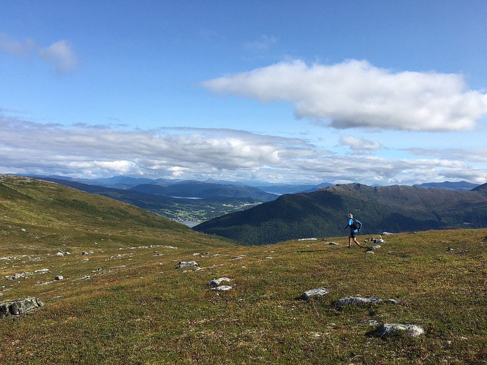 Ernesskardet. På peakbook har det tidligere vært drøftet primærfaktoren på Rundhaugen. Suuntoklokka ville ha den til å være 107 meter.