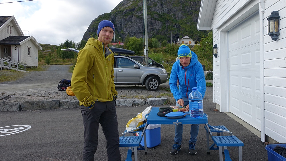 Skikkelig lunch før start. Yr varslet så ymse....så utnyttelse av dagene var viktig. Nesten 1000 km i bil, nattkjøring og uten søvn ivrer vi likevel å komme i gang!