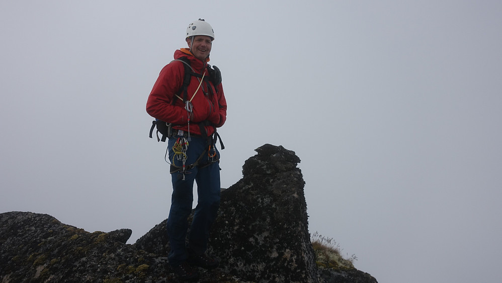 Meg selv på toppen av Brasråstinden. Over 8000 meter lavere en mount Everest.....men garantert mye sjeldnere besøkt.