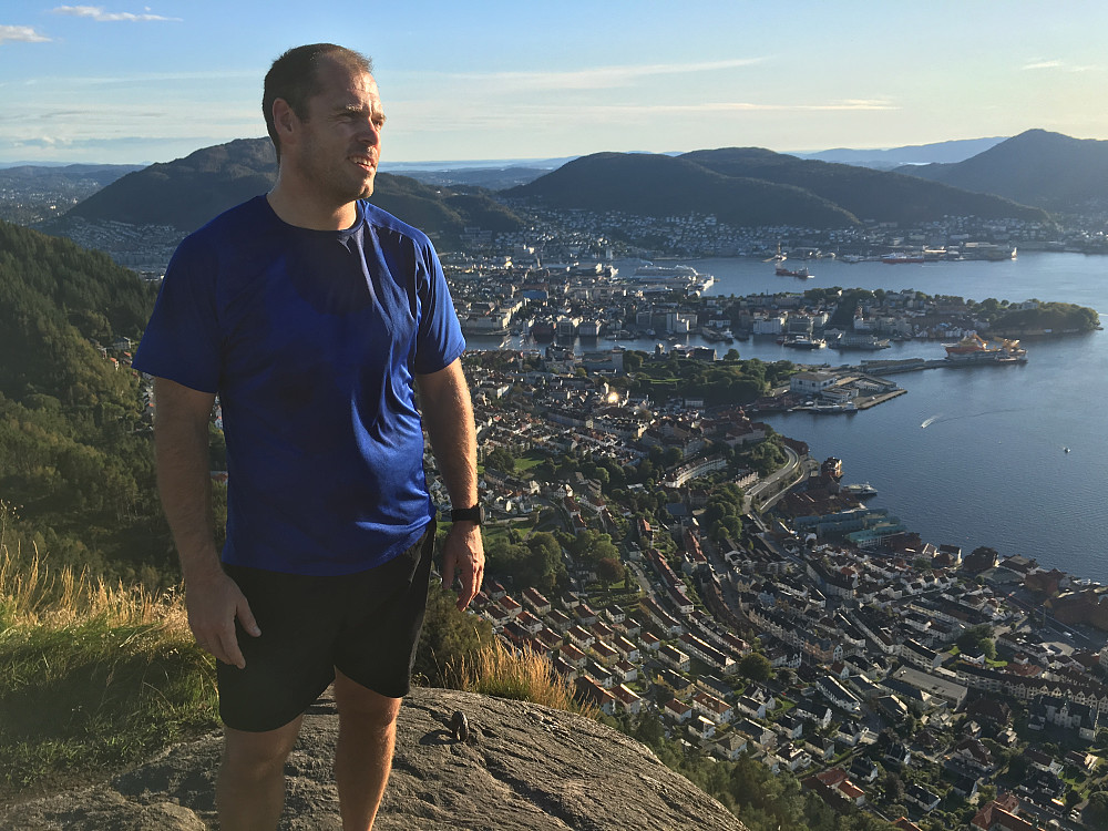 Hans S meddelte alt han kunne om Bergen by på toppen av Stoltzen. På bilde tidspunktet var tatt, pågikk åpningssermonien for sykkel VM. 
