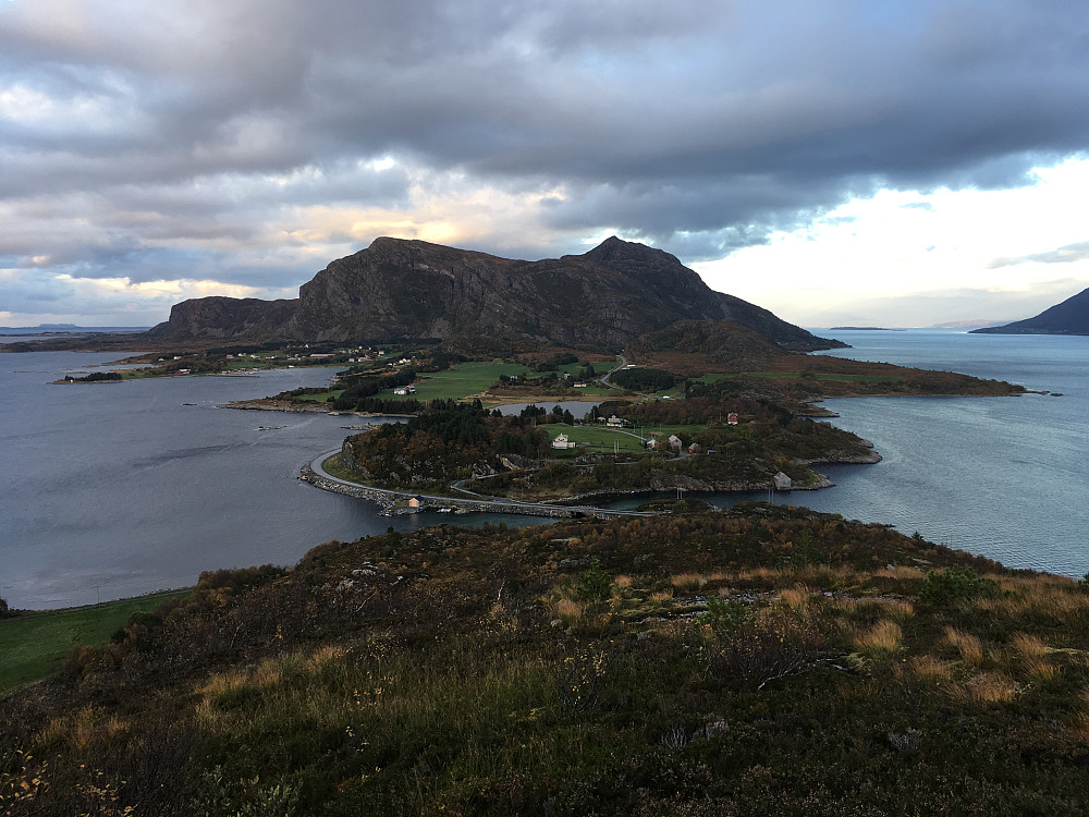 Fra toppen av "Lille Dryna". Midøya bak.