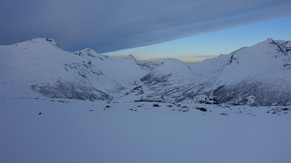 Flotte fjell på Overøye, i motsetning til den ustrukturerte hyttebebyggelsen hvor gamle og nye hyttepalass kolliderer med hverandre i dalsøkket.