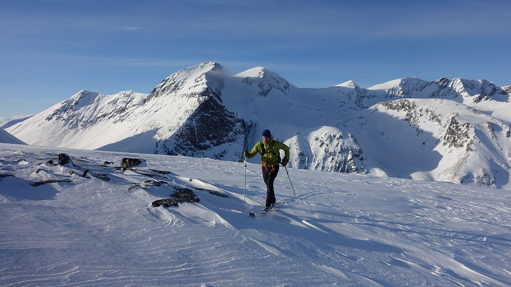 HP ved Klumpan. Dyrdalstind til venstre. Deretter »Storbua/ Sandfjellmassivet». 