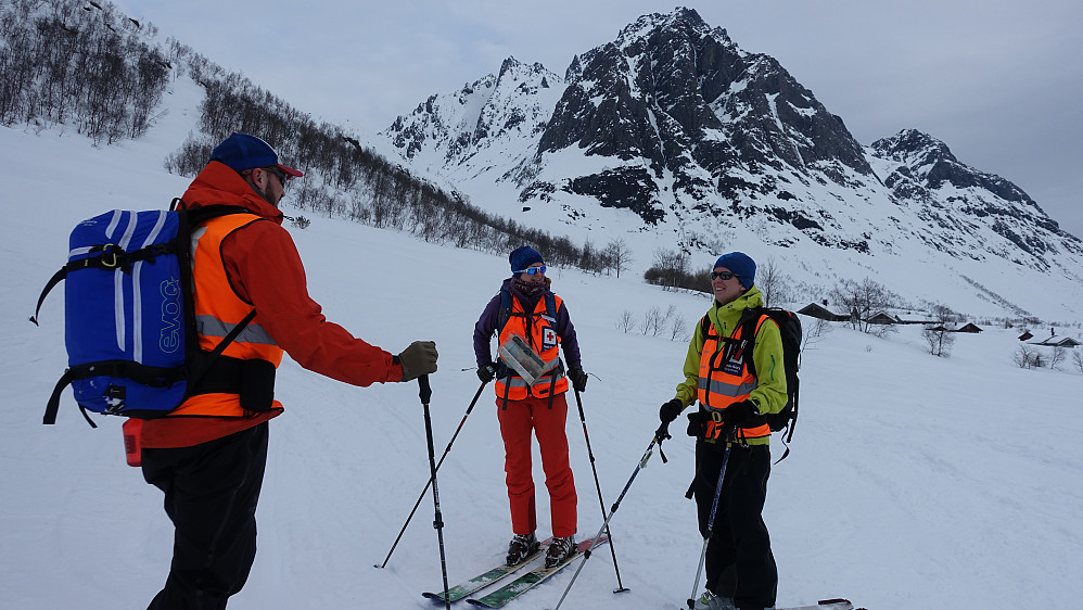 Dag 1: Instruktør Stine Veie Haug t.v. Øystein og Andrine er de 2 andre. Fokuset denne dagen var terreng, terrengfeller, beregning av utløpssoner, bratthet mv.