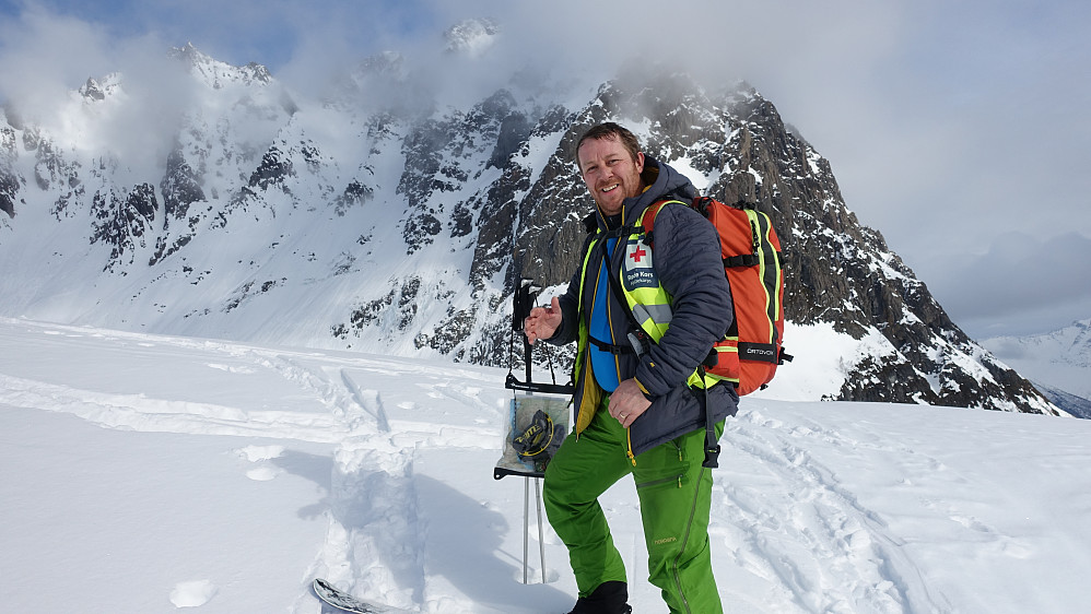 Kenneth Breidablikk fra Stryn jobbet daglig i ambulansetjenesten og var leder i Stryn Røde kors. En sterk pådriver for ei skedgruppe tilknyttet hans lokallag var han også.