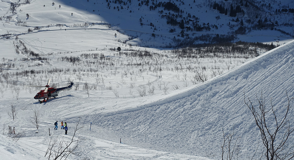 Heli ankommer med mannskap. Alle kredtatte ble til slutt funnet. Noen på S/M, et par med hund, et par ved punktsøk/ 3 punkt søk og til slutt noen med recco.