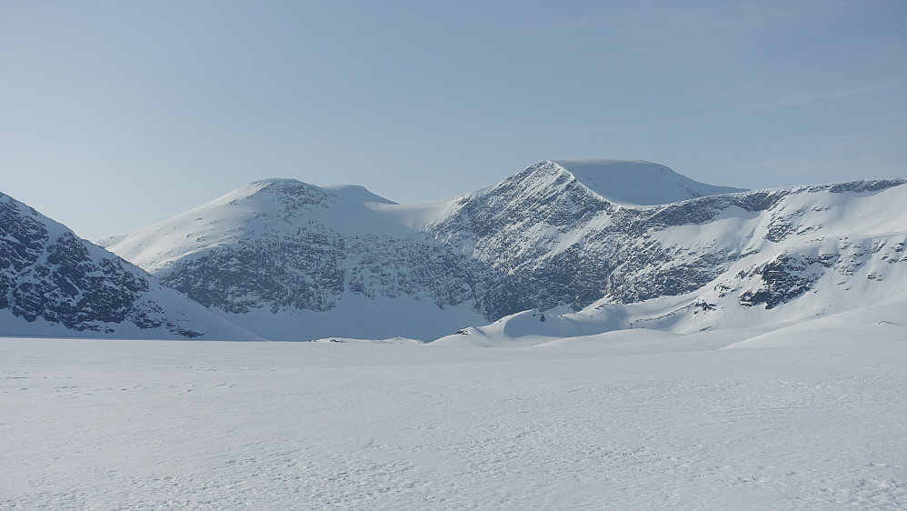 Krynkelvatnet og Hindenburg (forhøyninga mot enden av vatnet). Nordal kommune sin største øy måtte erobres. Såkalt øyhopping, som Ola kalte det. Muldalseggenden og Illstigegga bak.