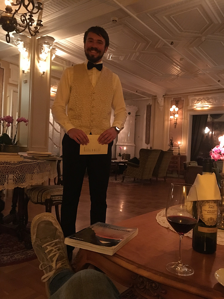 En bedre middag på Unionen Øye Hotel ble servert av selveste Øystein Bjørdal, som jeg kjenner fra Fagkurs skred 2018. Mannen kler kelneruniformen sin vel så godt som Gore-tex dress!