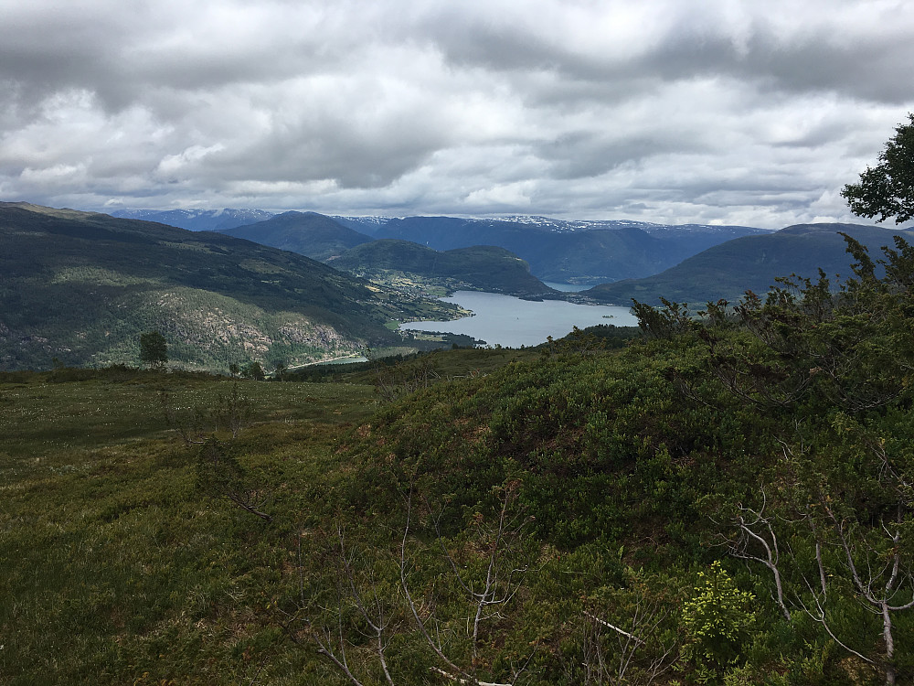 Hafslovatnet og Sognefjorden bakerst.