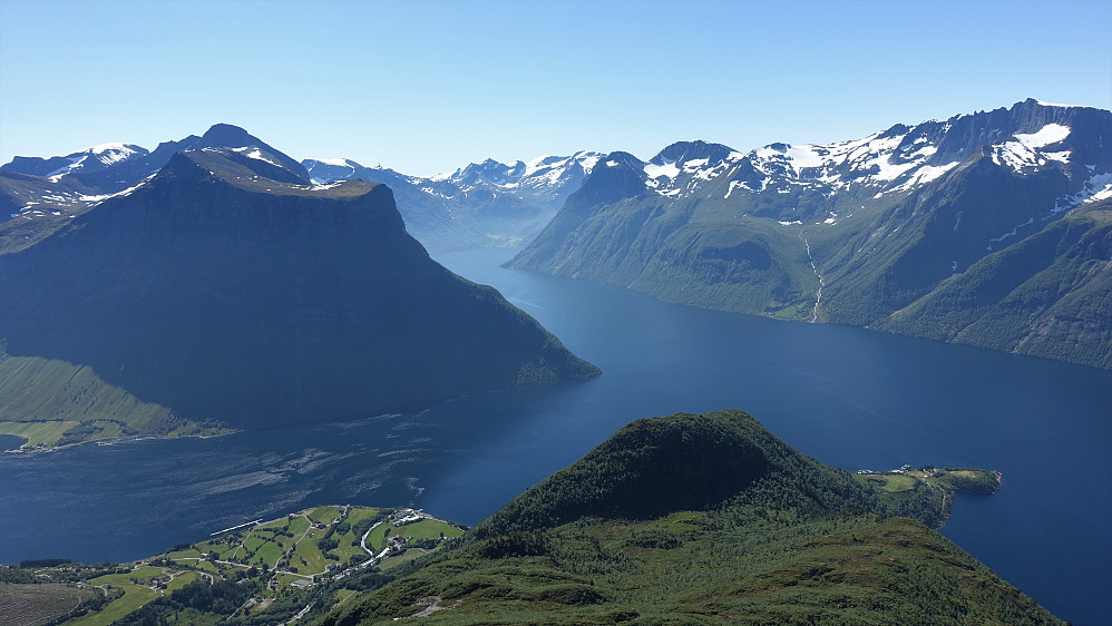 Flott utsikt videre inn Hjørundfjorden. 