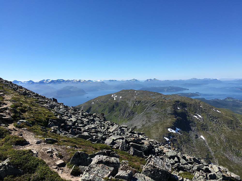 Vestover mot Lilleskåla/ Slettfjellet.