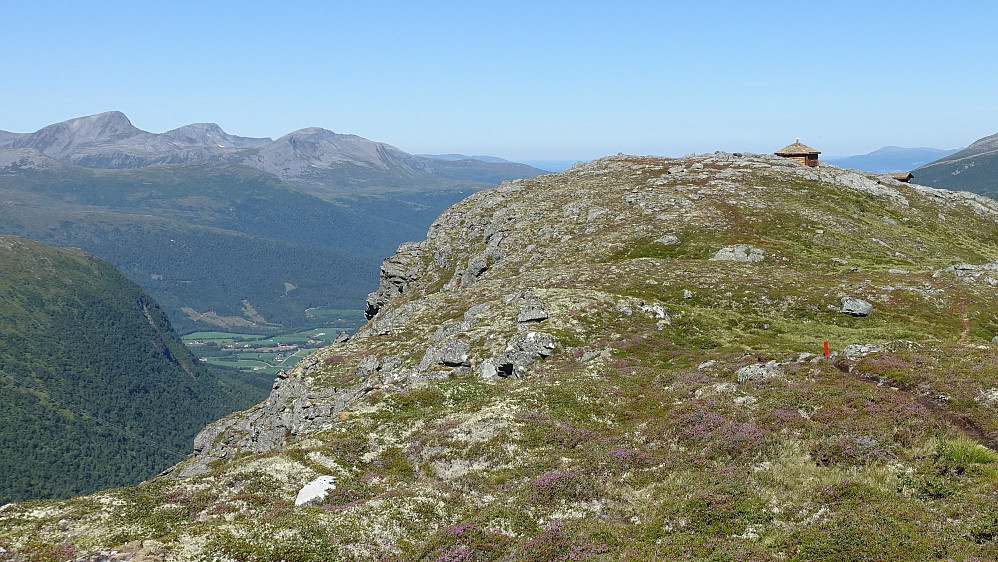 Jensbu. En fantastisk hytte på toppen av Storskorka. Hytta satt opp til minne om Jens Rønning som omkom på dette fjellet i 2002. Her er det garantert fint å være når sola går ned i havet utom Bud.