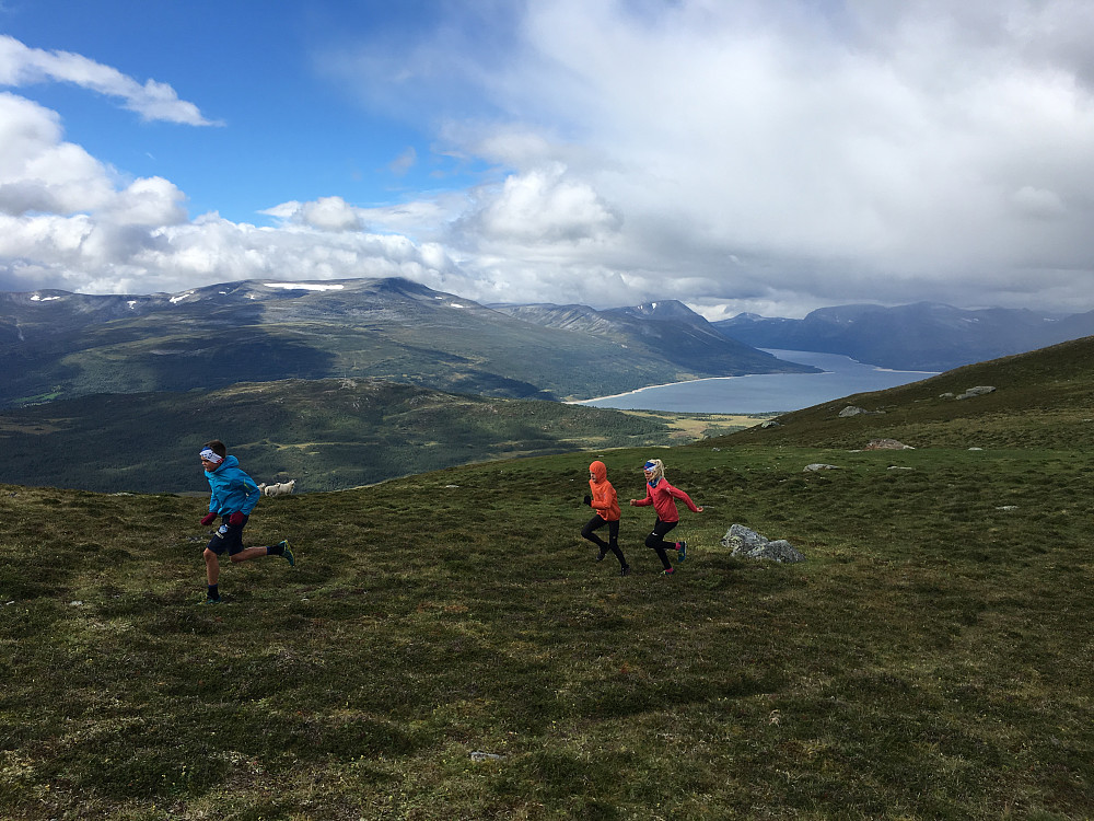 Gjevilvatnet i bakgrunnen.