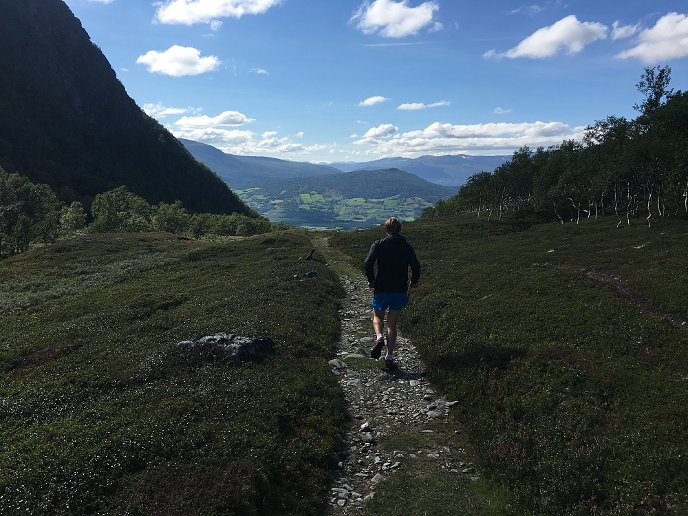 Vi dro opp den brattere varianten og ned den snille veien. Start og slutt på samme sted.