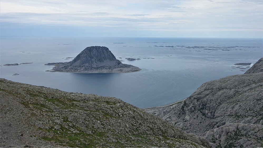 Søla, 432 meter over havet rett vest for Vega. Kanskje blir det en tur dit i fremtiden? En artif formasjon var det i hvert fall.