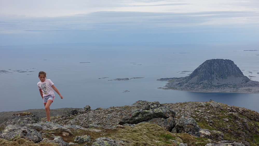 Ella nærmer seg heldigvis toppen. Hun har nok hatt bedre dager på fjelltur. Men på returen var humøret snudd.