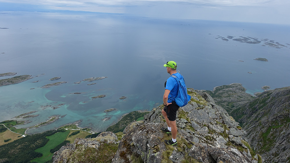 Utsikt ned i Levika. Levika og Juvika er en idyllisk plass. Godt egnet for å sette opp telt for eksempel.