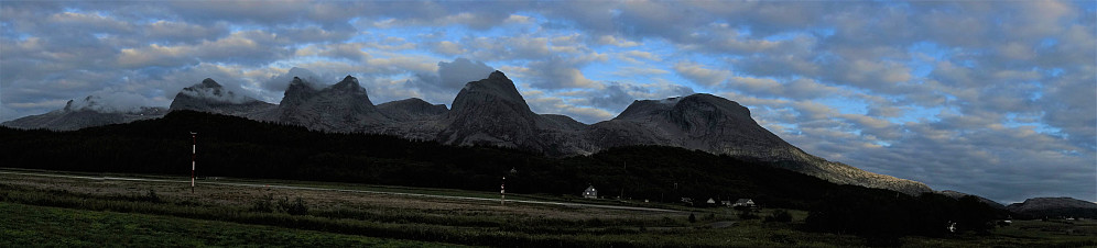De sju søstre sett fra Sandnessjøen camping om kvelden etter vår tåkebestigning av fjellrekka.