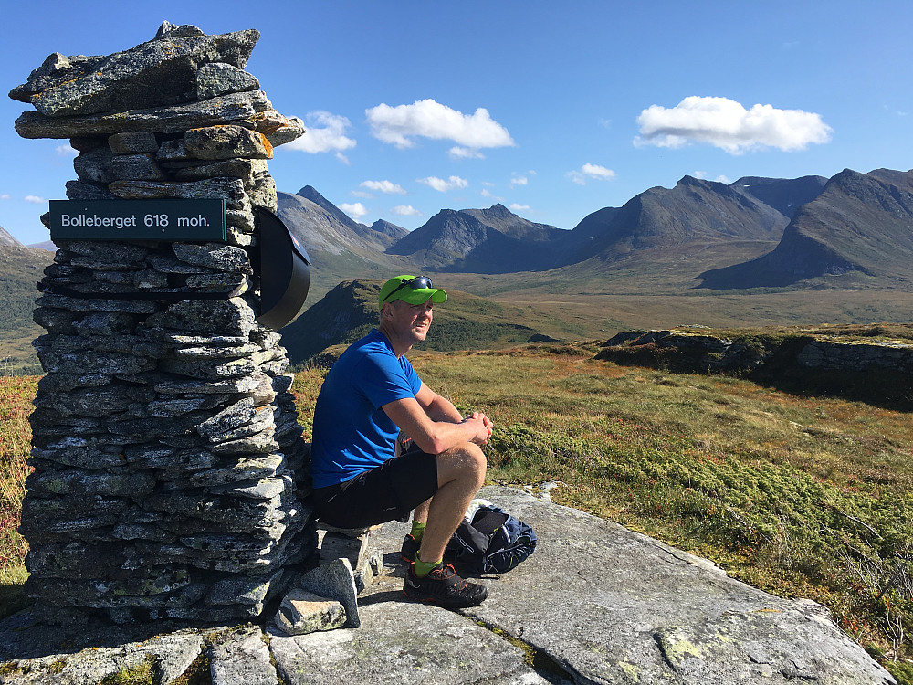 AO sitter og tenker på at han må skyndte seg ned for å skaffe seg en burger på vei hjem før han må rekke et fly til Oslo!