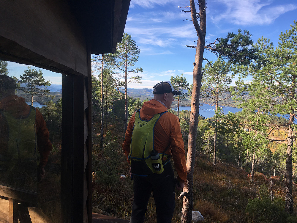 En fin gapahuk rett sør for toppen av Skjørliantenna. 