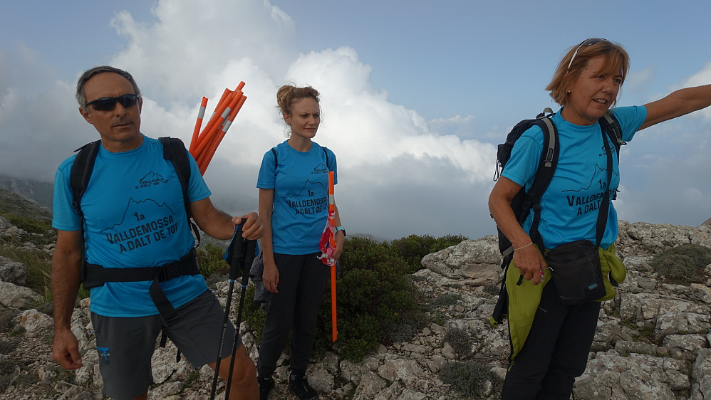 Vi møtte merkekomiteen på et fjelløp fra Valldemossa til blant annet toppen Teix. Synd HP og Eirik ikke hadde satt seg inn i terminlista, de ville nok gitt flere Mallorcaløpere stor frustrasjon, ikke minst nedover.