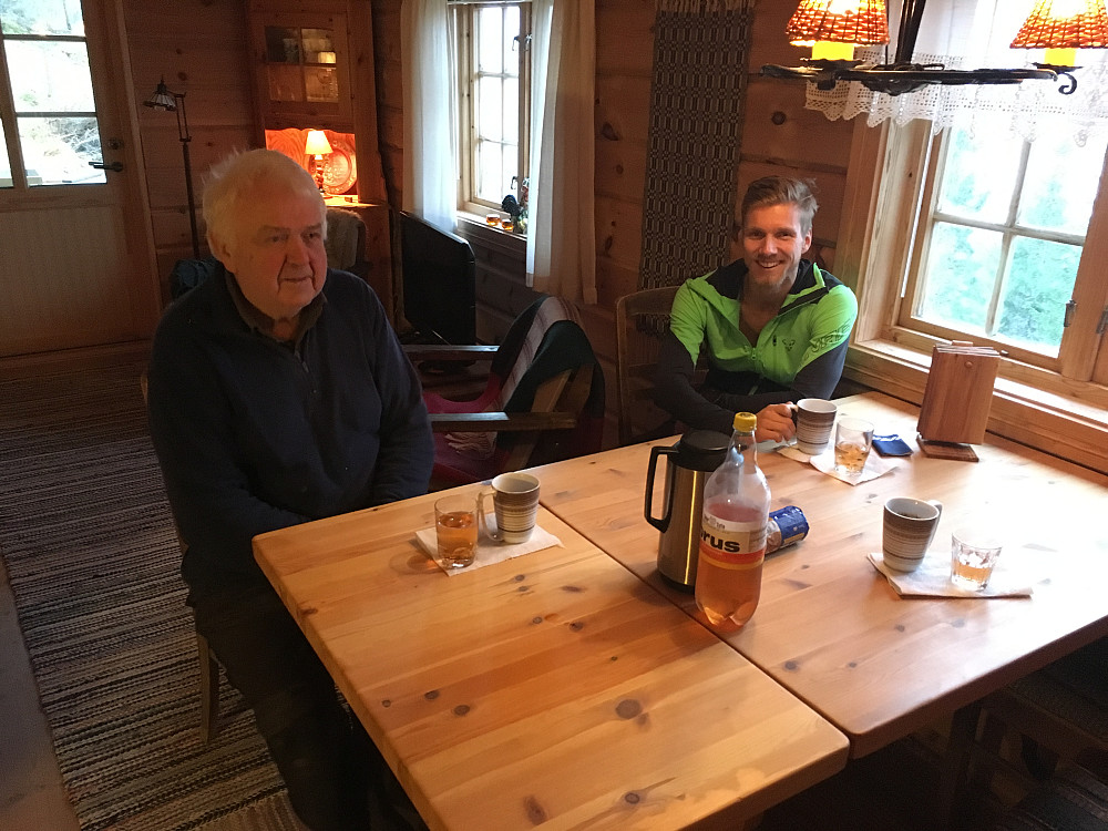Traff på gammel-lensmannen i Gjemnes, Jan Oddbjørn Solenes på hytta si. Han var ikke sein om å invitere innomhus og sette på kaffetrakteren. Synd vi skulle på nattevakt mente han, da barskapet var fult. Kjekk time.