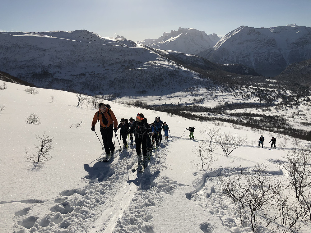 Massevis med folk på tur i dag. I vår gruppe var Emil, Brage, Henrik, Oliver, Isak, Mads, Marit, Kari, Pål, Håvard og meg selv.