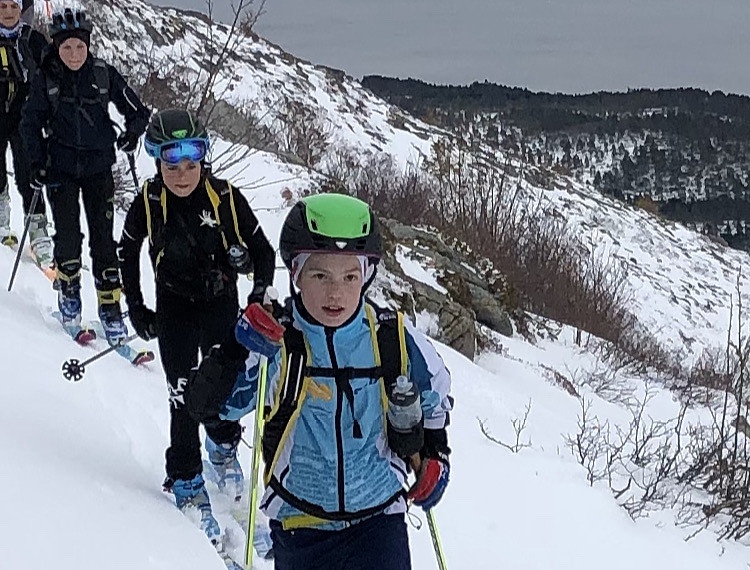 Henrik stolt av nyhjelmen han vant på Romsdal Rando i helga.