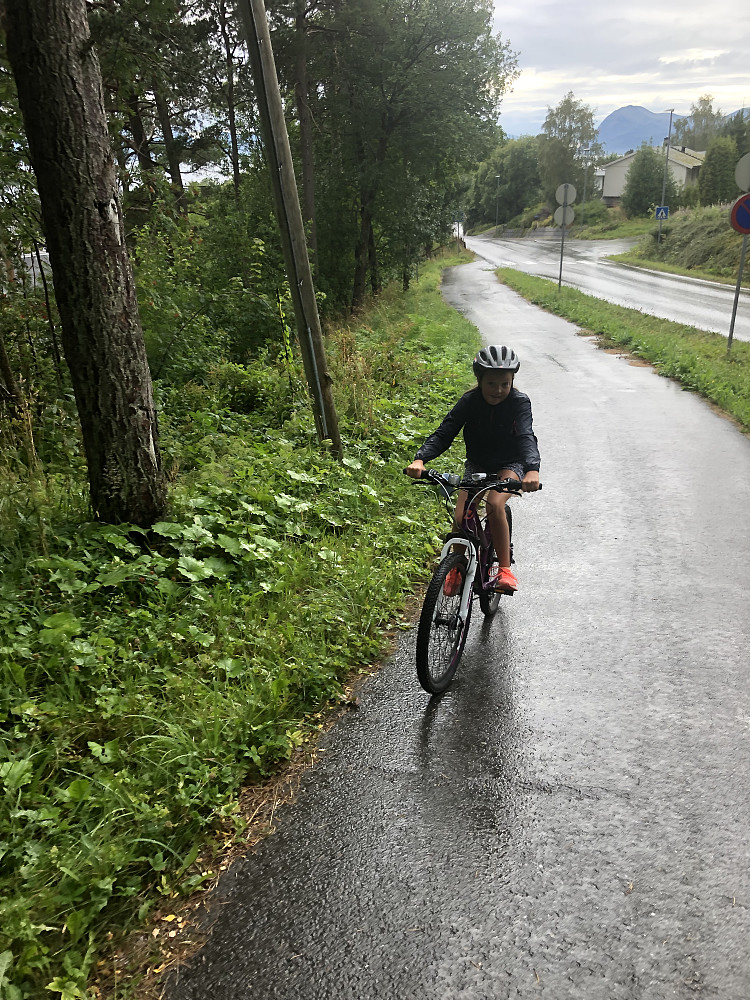 Siste del av turen ble en liten styrkeprøve opp bakkene til Høgnakken fra Kringstad. Men med grillede nakkekoteletter som vomfyll kom vi oss fint i mål.