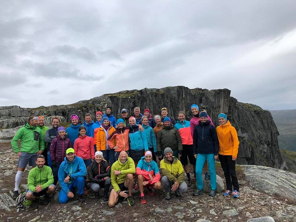 Mange spreke oppdalinger og moldefolk på før de på nytt møttes i Njålshallen for mer usportslig festing.