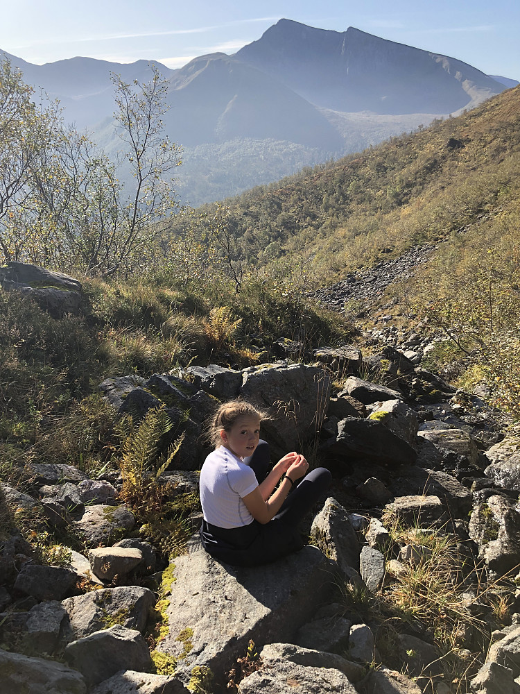 Drikkepause med Kvannfjellet bak.