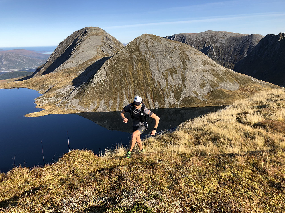 Hp med Fossanipa og Skoratinden på motsatt side av Myrkevatnet. Traff et par karer i området Skoratinden. En eldre kar fra Volda syntes det var kjekt vi kom til Vanylven.