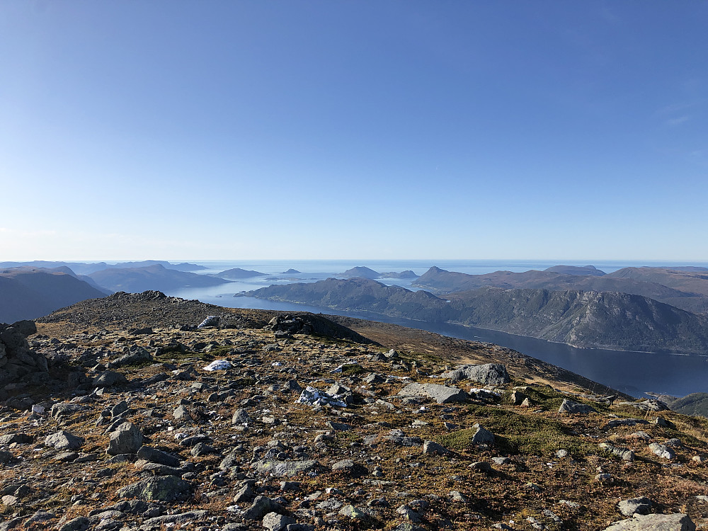 Siste topp for dagen bar det flotte navnet Skåla. Ble omtrent 2650 høydemeter tilsaman og 27 km i flott turområde!