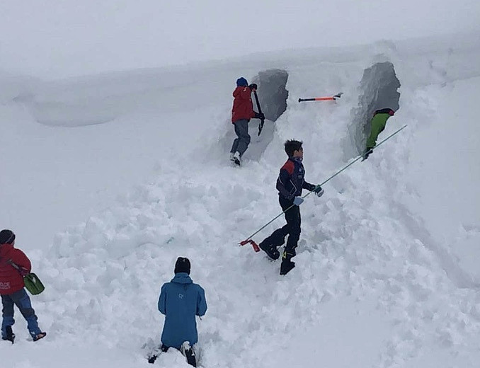 Laga en skikkelig fin snøhule .... så fin at Ella helst kunne tenkt seg å overnatte der!