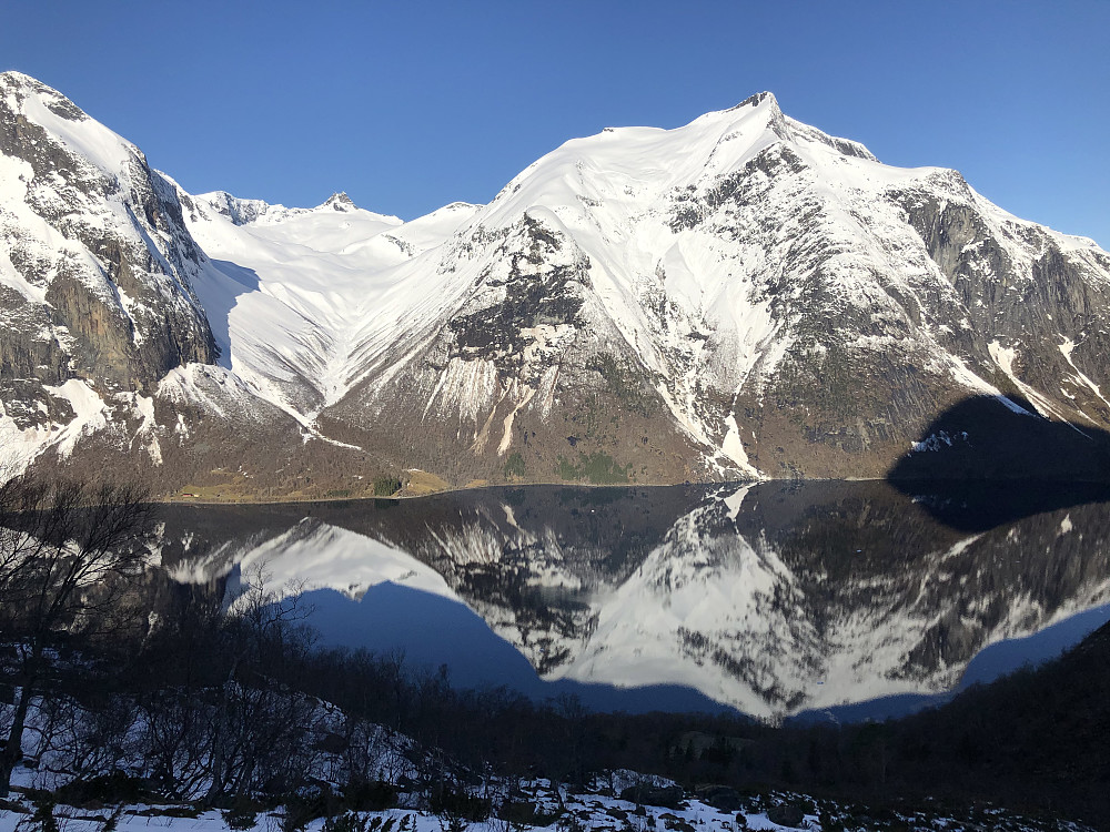Fra Vikedalen. Juratind og Sjøvdøla speiler seg i Eikesdalsvatnet.