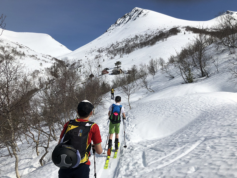 Isak og Emil fører ann.