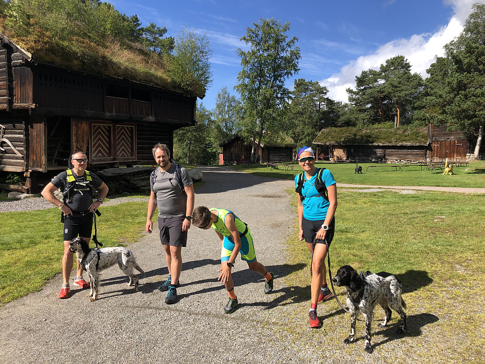 Klar - ferdig - gå! Jarle, Kurt, Marie og Emil stilte til start for rolig tur, selv om noen helst skulle sett at det var en konkurranse.