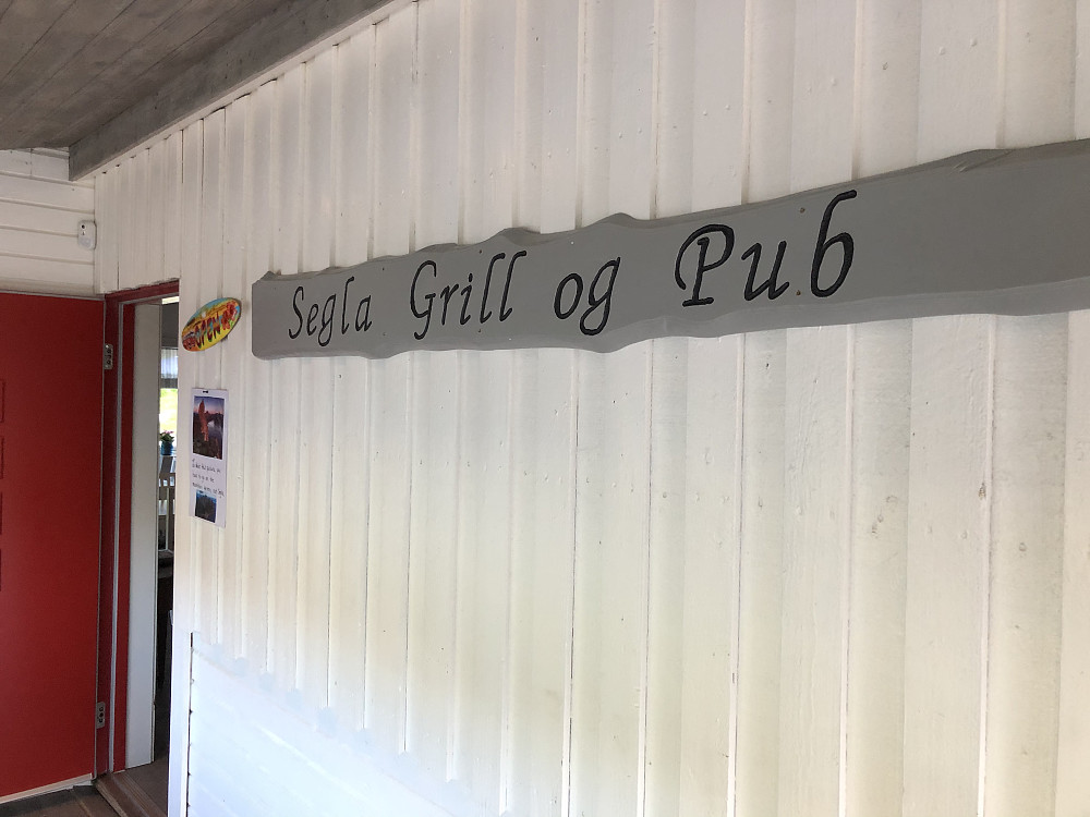 Avslutta turen med forsyninger fra Segla Grill og Pub.