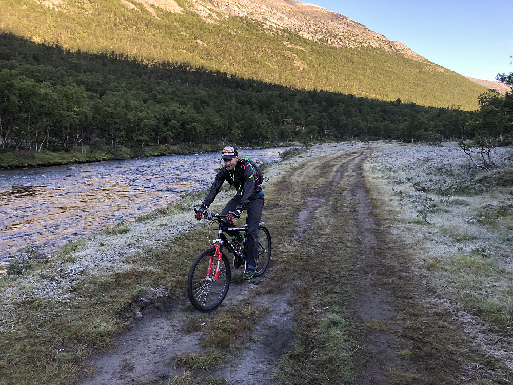 Rimfrost på vei inn til Grøvudalshytta. Vi valgte å sykle. Om det går vesentlig mye raskere enn å småjogger er ikke sikkert, men avlastet beina litt ihvertfall. HP fikk selvsagt havari rett etter bilde ble tatt.